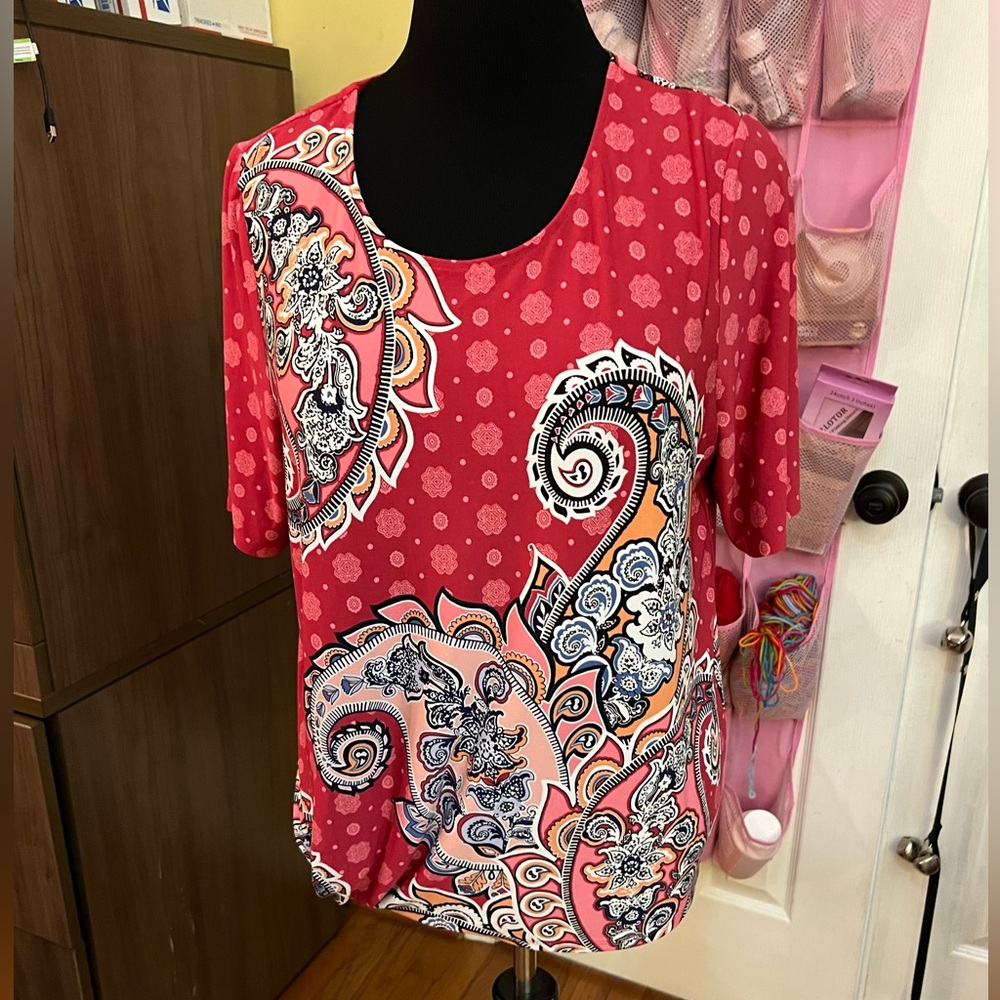 Bright & colorful blouse, Chico’s Sz 2(L/XL), elastic hem, & comfortable fabric.